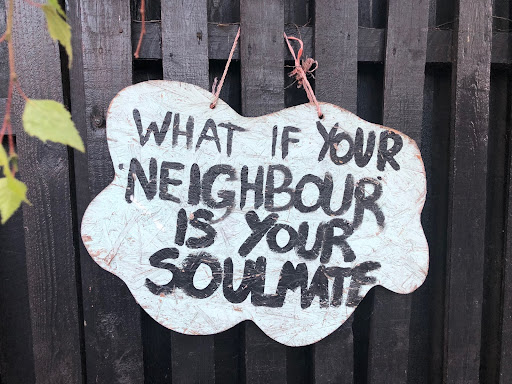 "What if your neighbour is your soulmate" skilt